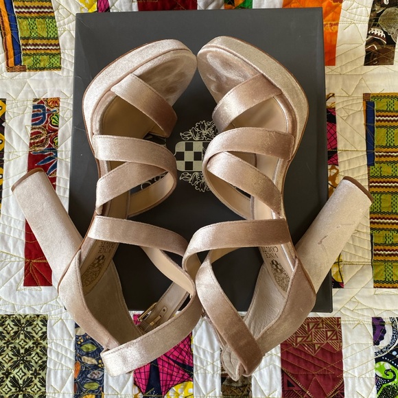 Vince Camuto Catyna Velvet Platform - Picture 7 of 9